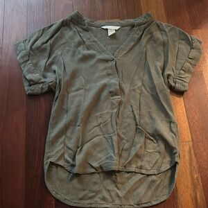 Women’s size 2 H&M green cotton/linen short sleeve shirt.
